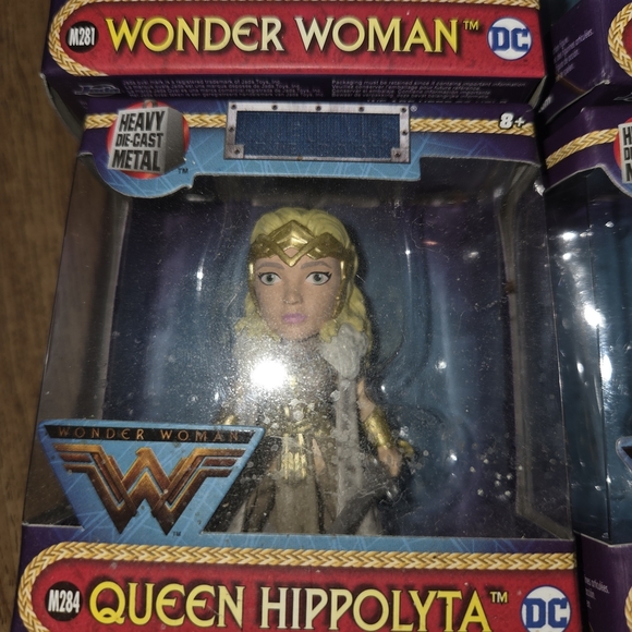 DC Heavy Metal Collectible Figure Set - Gold and Blue - Picture 3 of 6
